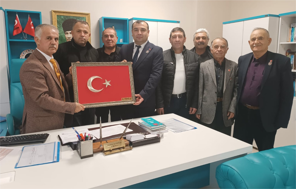 Yurtlu’ya Türk bayrağı armağan ettiler